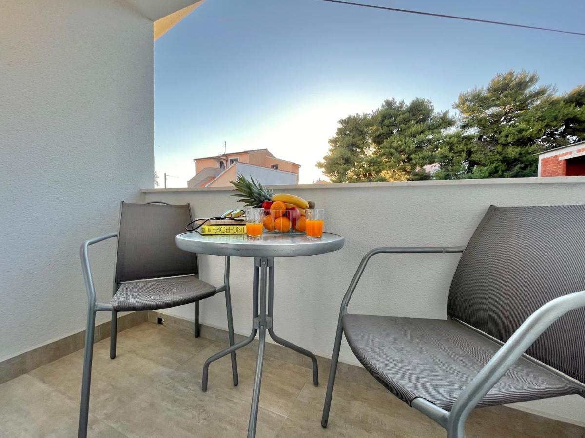Apartments And Rooms Matesa Vodice Exteriör bild